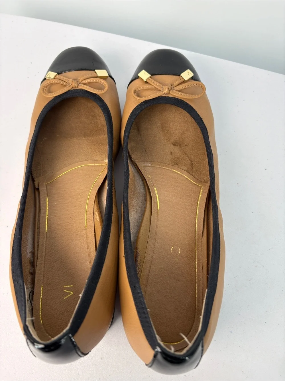 🐎 Vionic Tan and Black Cap-Toe Ballet Flats with Bow Accent DAPHNE